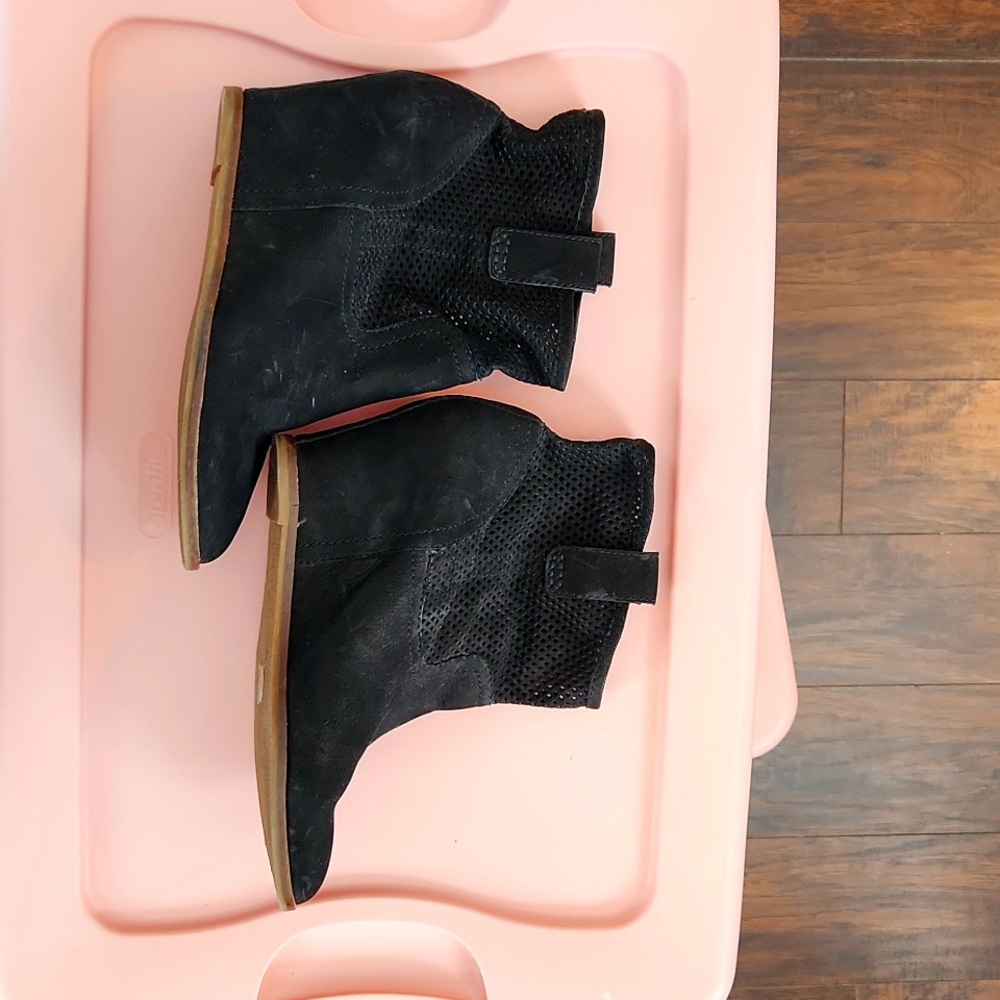 Womens Lucky Brand Black Suede Perforated Wedge Heeled Booties size 9.5